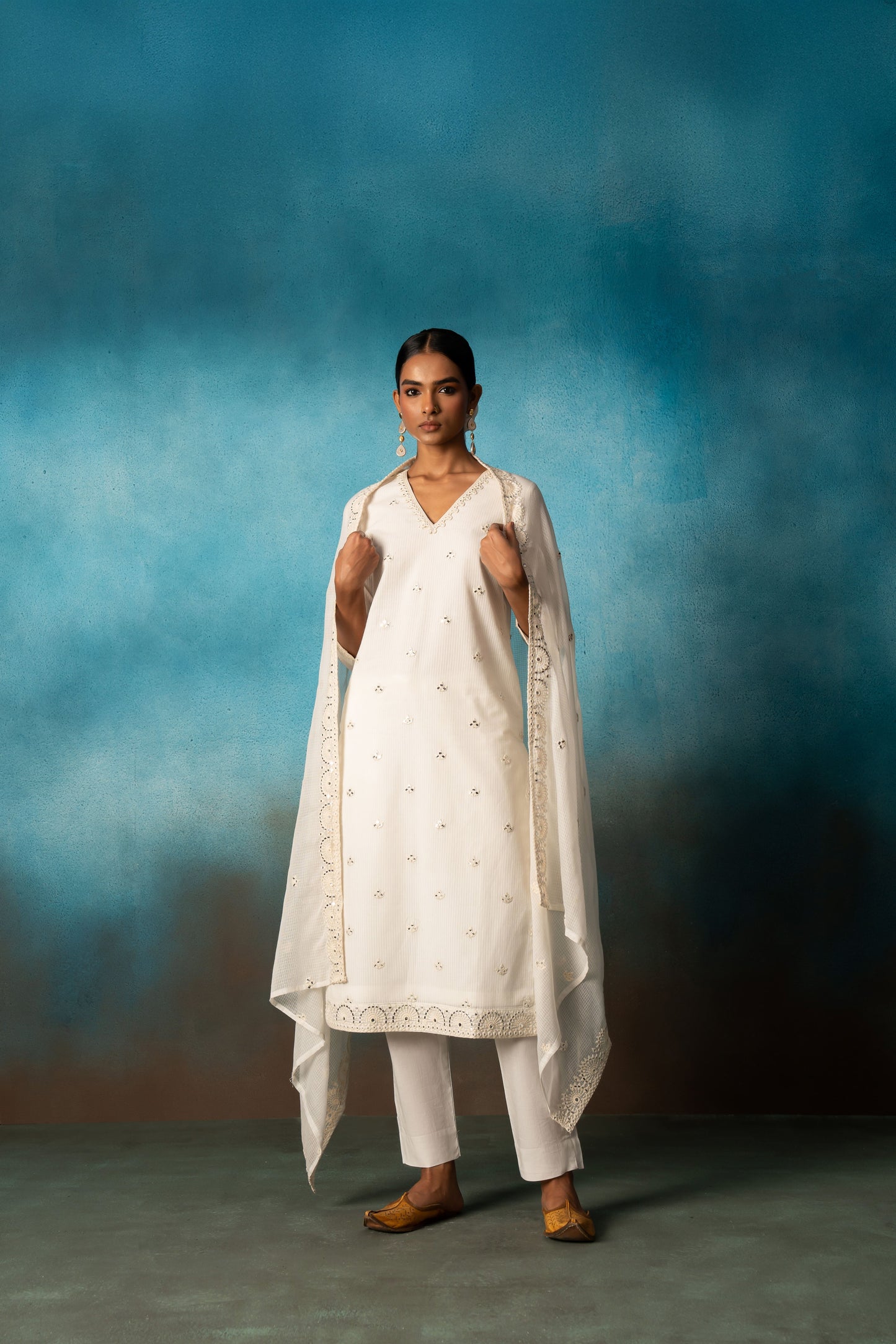 CHIKANKARI WHITE STRAIGHT KURTA SET