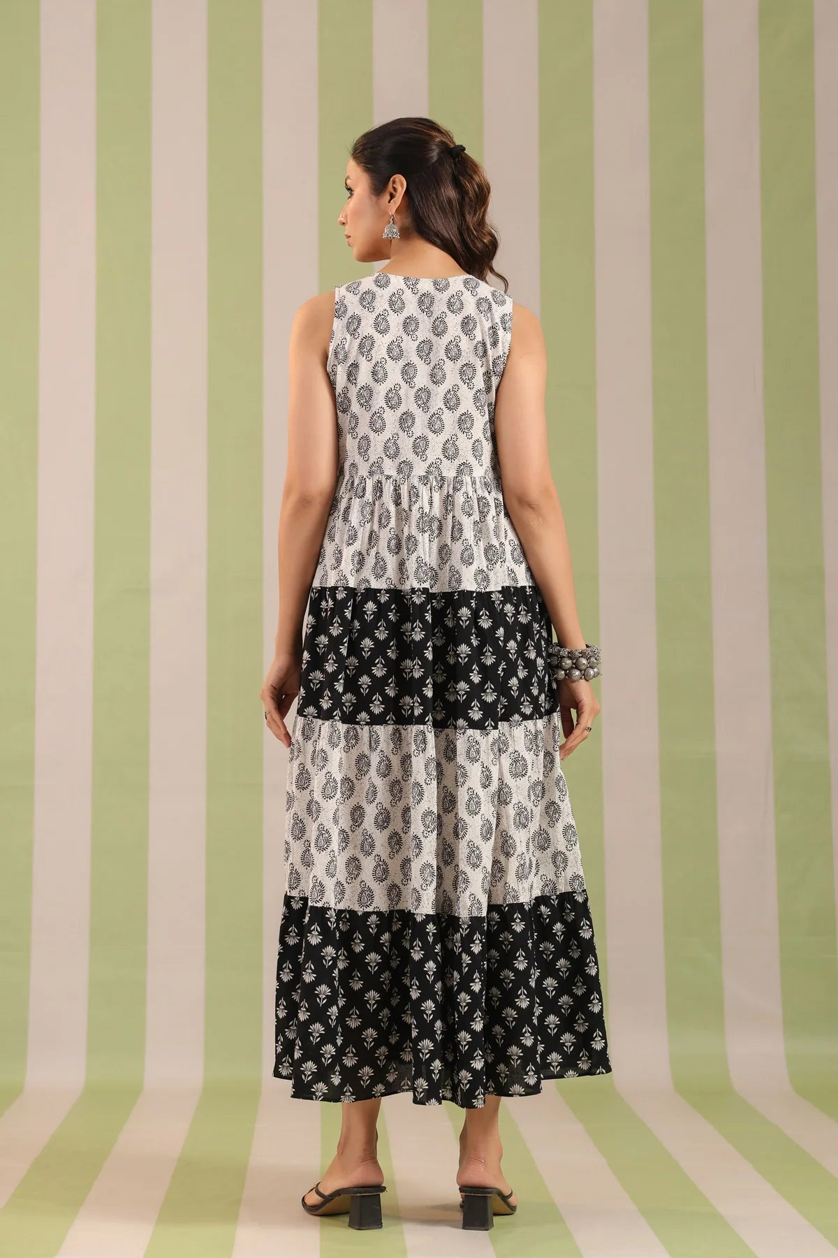 Black and White Sleeveless Cotton Dress